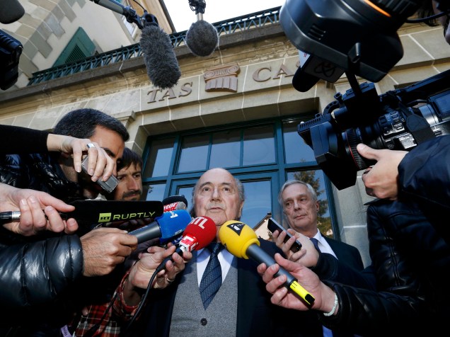O ex-presidente da Fifa, Joseph Blatter é cercado por jornalistas ao deixar o Tribunal Arbitral Esportivo (CAS), após testemunhar em defesa do presidente da Uefa, Michel Platini contra o afastamento imposto ao francês pelo comitê de ética da Fifa, em Lausanne, Suíça - 29/04/2016