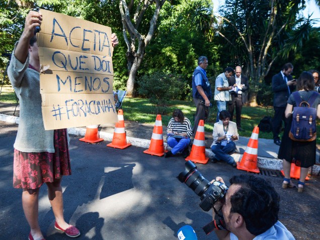 Movimentação em frente à residência do deputado Eduardo Cunha (PMDB-RJ) após decisão do ministro Teori Zavascki sobre o afastamento do presidente da Câmara - 05/05/2016