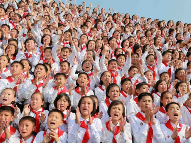 Crianças saúdam o ditador norte-coreano Kim Jong Un durante cerimônia de comemoração do aniversário de fundação do Sindicato dos Filhos da Coreia (KCU), em Pyongyang