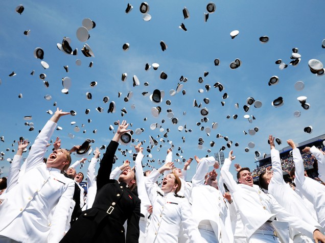 Graduados jogam seus chapéus para o alto, em cerimônia na Academia Naval dos Estados Unidos, no estado de Maryland - 27/05/2016