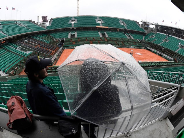 Arquibancadas vazias na quadra Philippe Chatrier após suspensão da rodada devido à chuva em Roland Garros - 30/05/2016