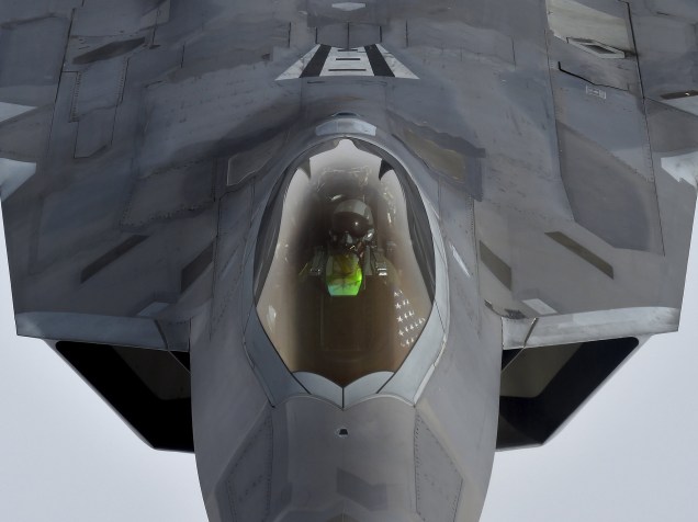Piloto olha pra cima pouco antes de reabastecer seu avião (F-22 Raptor) em pleno vôo, com ajuda de outro avião (KC-135), projetado justamente para este fim - 25/04/2016