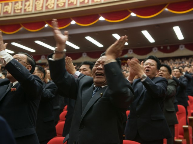 Plateia se anima para a chegada do ditador Kim Jong-Un durante Congresso do Partido dos Trabalhadores da Coreia do Norte, em Pyongyang - 09/05/2016