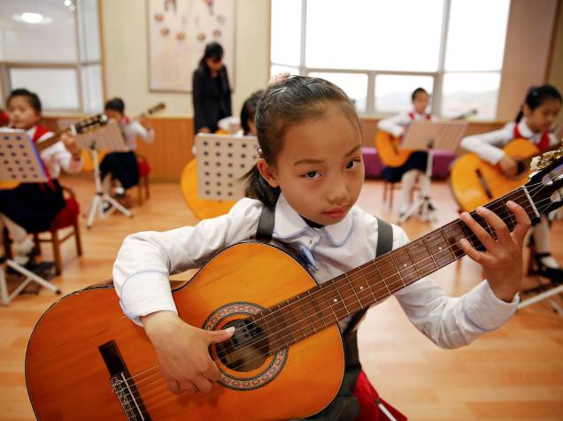 Meninas tocam violão no Palácio das Crianças de Mangyongdae no centro de Pyongyang, Coreia do Norte - 05/05/2016