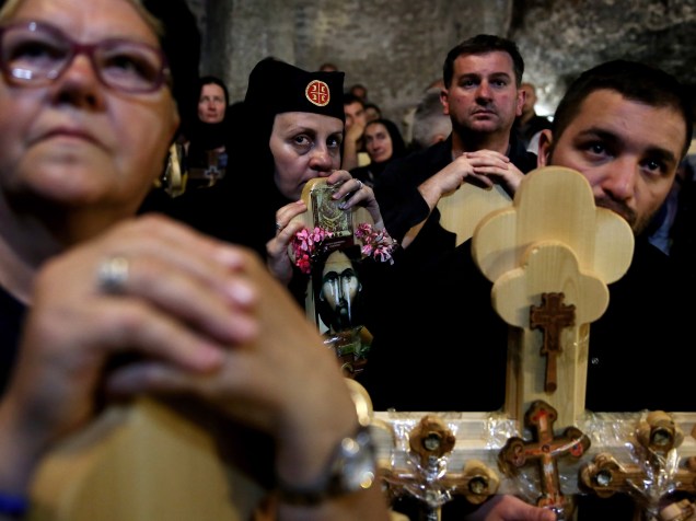 Cristãos ortodoxos sérvios carregam cruzes de madeira durante a procissão Sexta-Feira Santa na igreja do Santo Sepulcro em Jerusalém - 29/04/2016
