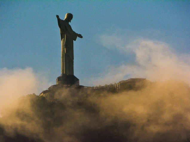 Cristo Redentor fotografado durante o amanhecer na Lagoa Rodrigo de Freitas, Zona Sul do Rio de Janeiro - 30/05/2016