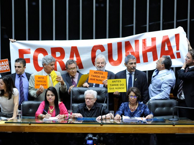 Parlamentares contrários à Eduardo Cunha celebram decisão do ministro Teori Zavascki do STF que definiu o afastamento do presidente da Câmara - 05/05/2016