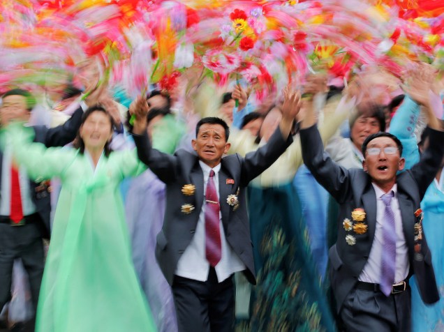 Cidadãos fazem festa ao ver o ditador Kim Jong-Un durante desfile que celebra o último dia do congresso do Partido dos Trabalhadores da Coreia do Norte, em Pyongyang - 10/05/2016