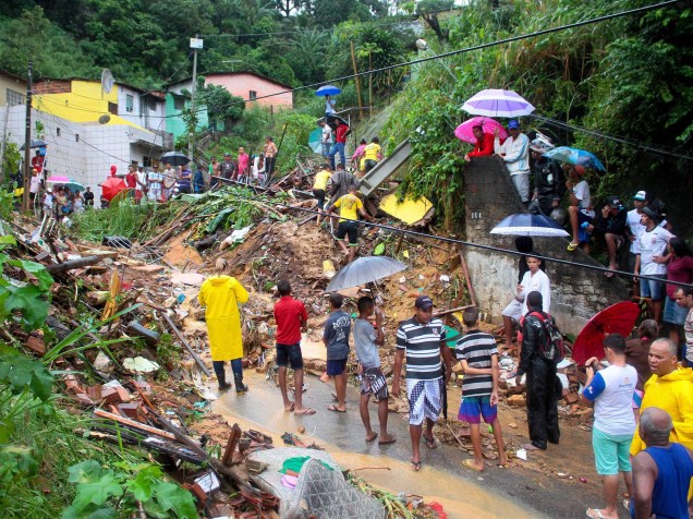 Deslizamento de barreira perto da Ladeira do Giz, em Olinda (PE) provoca a morte de três pessoas - 30/05/2016