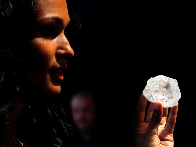 Modelo posa com maior diamante encontrado nos últimos cem anos, de 1109 quilates, em Manhattan, Nova York. Ele foi encontrado no Botsuana e avalia-se que ele tenha 3 bilhões de anos de idade, valendo 70 milhões de dólares - 04/05/2016