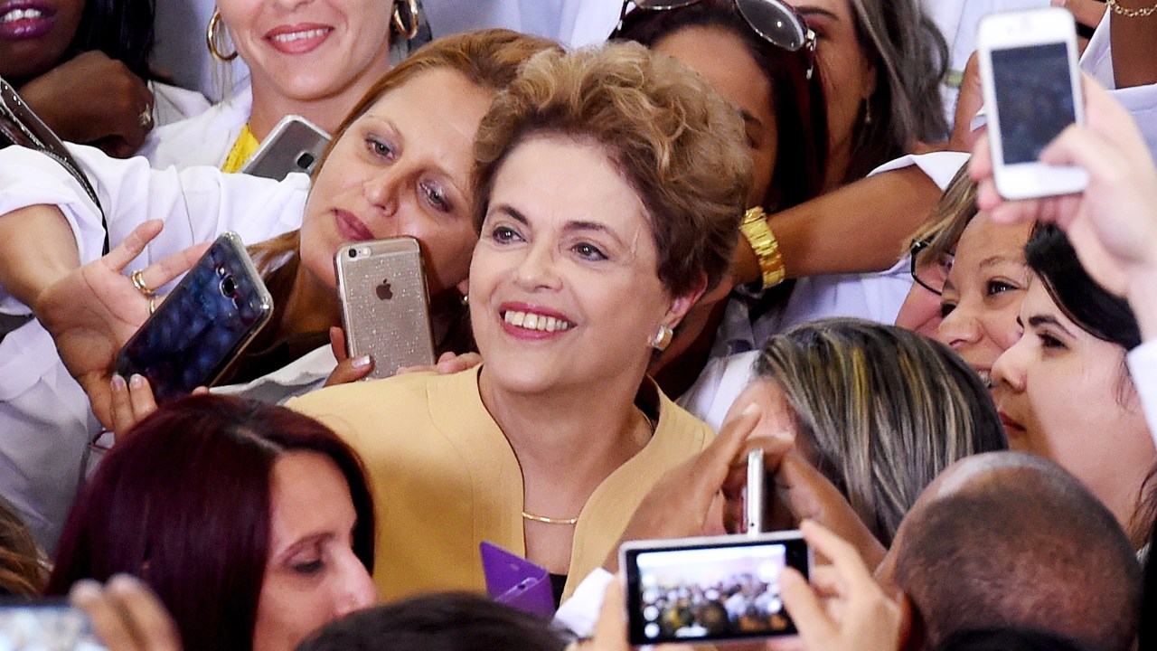 Presidente Dilma Rousseff tira fotos com médicas cubanas em Brasília