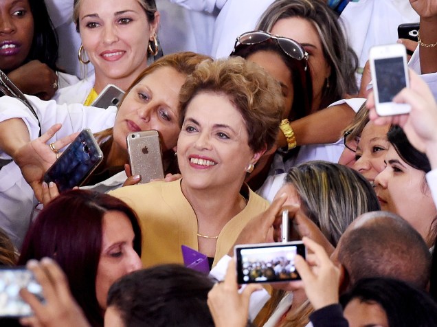 Presidente Dilma Rousseff é cercada por médicas cubanas para fazer fotos, após cerimônia que anunciou a extensão da estadia de médicos brasileiros formados no exterior e estrangeiros que participam no Programa Mais Médicos, no Palácio do Planalto, em Brasília - 29/04/2016