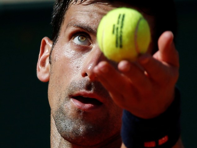Tenista sérvio Novak Djokovic prepara saque  contra o tcheco Jiri Vesely, no torneio de Monte Carlo, em Mônaco