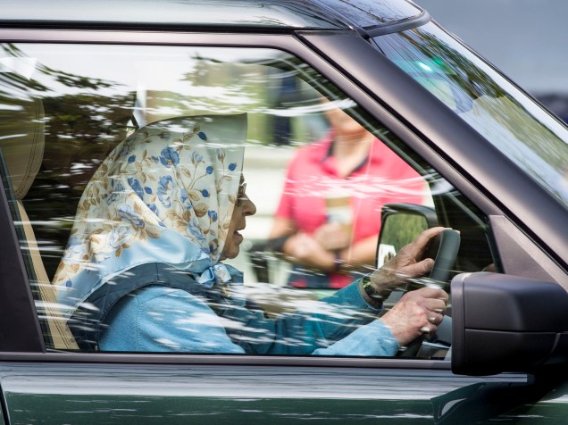 No auge de seus 90 anos, a rainha Elizabeth II conduz seu carro na chegada para o Royal Windsor Horse Show, na Inglaterra - 12/05/2016