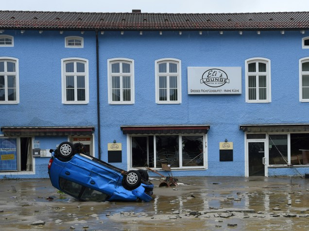 Carro destruído é visto em uma área residencial inundada após fortes chuvas em Simbach am Inn, sul da Alemanha - 02/06/2016