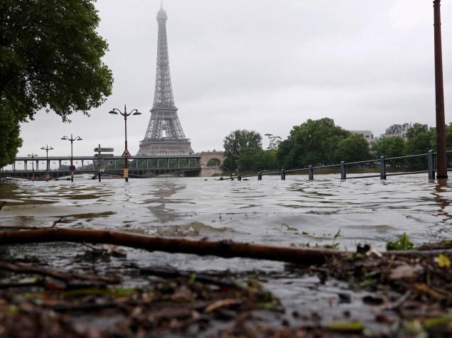Águas do Rio Sena provocam inundação nos arredores da Torre Eiffel, em Paris após dias seguidos de fortes chuvas na capital francesa - 03/06/2016