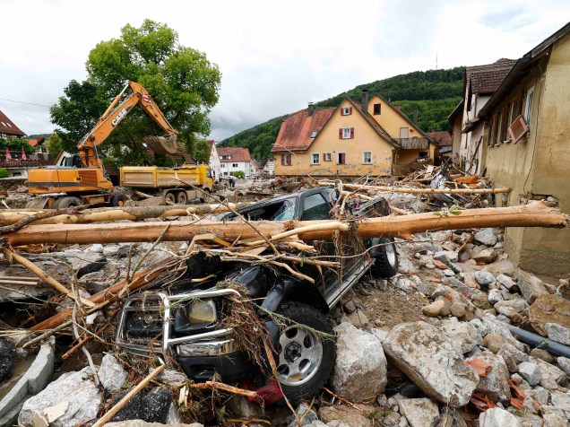 Carro fica completamente destruido sob os escombros na sequência de inundações na cidade de Braunsbach, em Baden-Wuerttemberg, na Alemanha - 30/05/2016