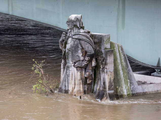 A estátua do Zouave na Pont de lAlma, usada pelos parisienses como referência para calcular o nível da água do rio Sena, fica parcialmente submersa na sequência das fortes chuvas que caíram na capital francesa - 02/06/2016