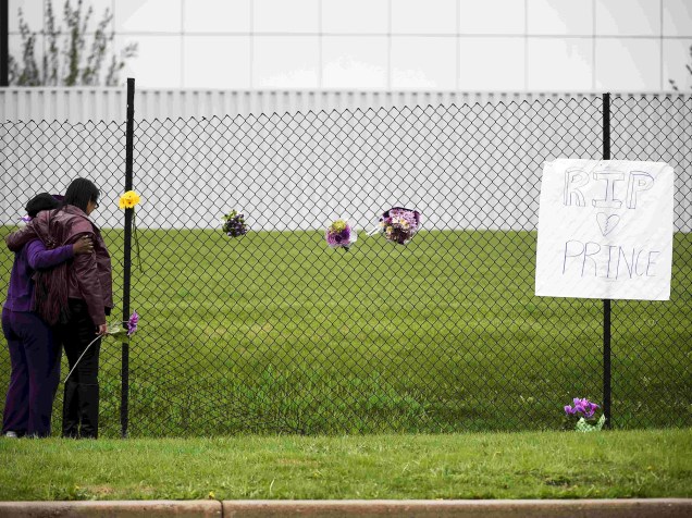 Flores e cartazes são colocados próximos ao Paisley Park Records, onde o cantor Prince foi encontrado morto, aos 57 anos - 21/04/2016