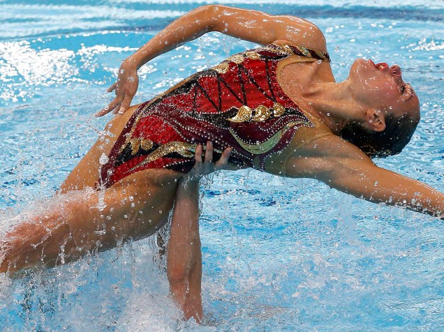 Atletas competem a final do campeonato europeu de nado sincronizado, na categoria de duplas, em Londres - 11/05/2016