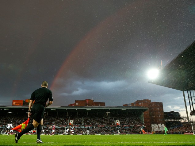 Arco-íris é visto em céu dublado durante partida entre os times West Ham United e o Manchester United, nas quartas de finais da FA Cup, em Londres - 13/04/2016