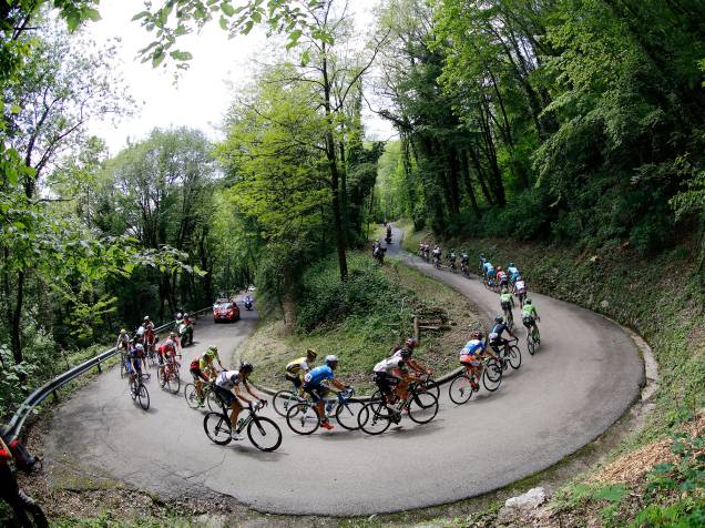 Ciclistas competem circuito no 99° Giro dItália, na comuna italiana de Palmanova, que fica na cidade de Cividale del Friuli - 20/05/2016