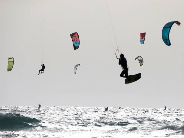 Pessoas praticam kitesurf no Mar Mediterrâneo, em Tel Aviv, Israel - 03/05/2016