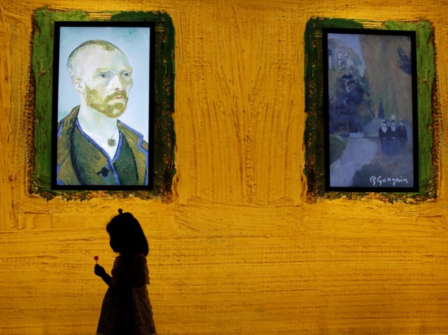 Criança passa por uma exibição na estreia mundial da exposição interativa Meet Vincent van Gogh, em Pequim, na China - 15/06/2016
