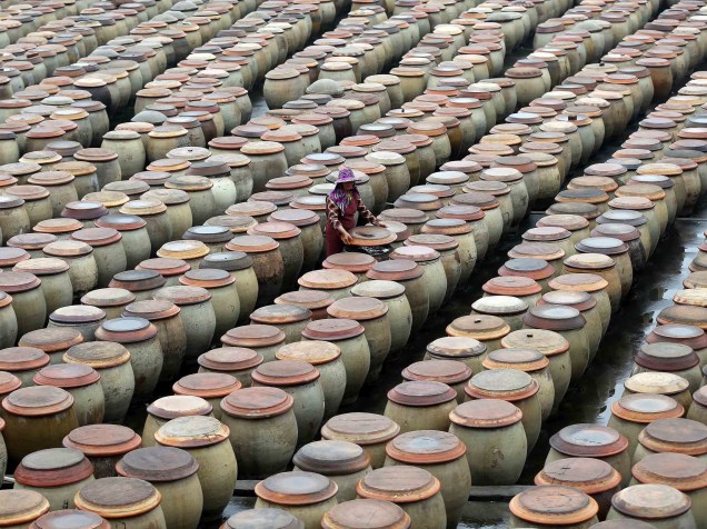 Mulher trabalha em uma fábrica usando o método tradicional para produção do molho de soja em Jinjiang, província chinesa de Fujian