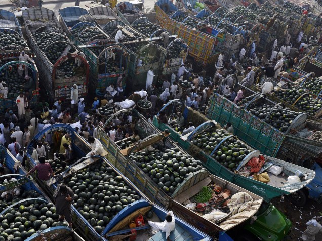 Agricultores paquistaneses se reúnem em um mercado de frutas, na cidade de Lahore - 21/04/2016