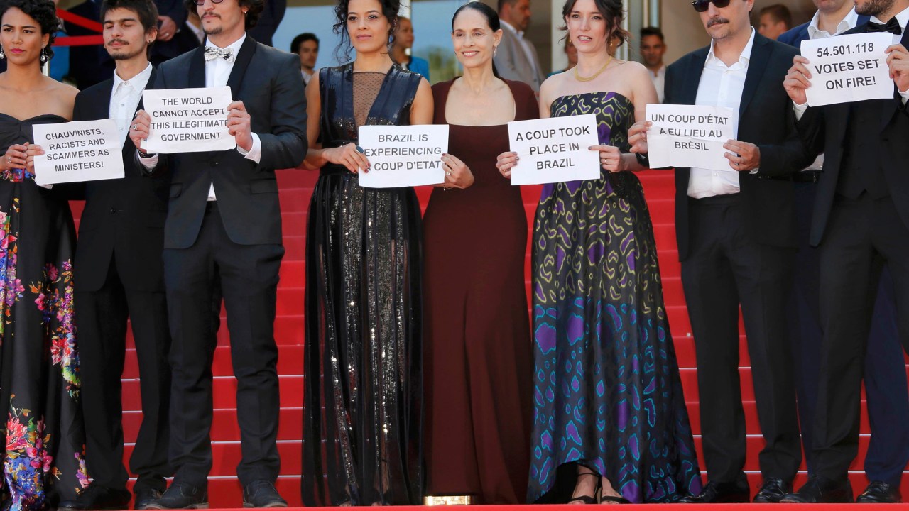 O diretor Kleber Mendonça Filho e o elenco de 'Aquarius' protesta contra o impeachment em Cannes