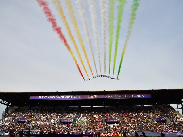 Força aérea acrobática "Frecce Tricolori" , se apresenta antes da final da Liga dos Campeões da Europa feminina, entre Wolfsburg e Lyon, no estádio Città del Tricolore, na Itália- - 26/05/2016