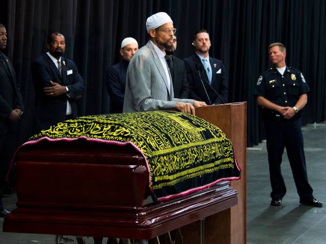 Imam Zaid Shakir, discursa durante o funeral do ex-pugilista Muhammad Ali, morto em decorrência de problemas respiratórios, em Louisville, no estado de Kentucky (EUA) - 09/06/2016