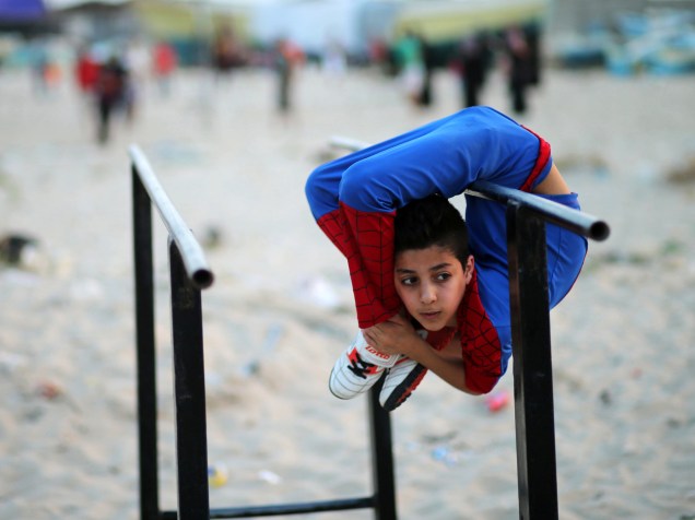 Garoto palestino de 12 anos, apelidado de "Spider-man" tenta entrar para o livros de recordes "Guiness" como o maior contorcionista do mundo - 02/05/2016