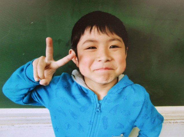 O garoto japonês Yamato Tanooka, 7, desaparecido após ser deixado para trás por seus pais, foi encontrado vivo em uma pequena construção em uma área de treinamento militar, na cidade Shikabe. Foto sem data
