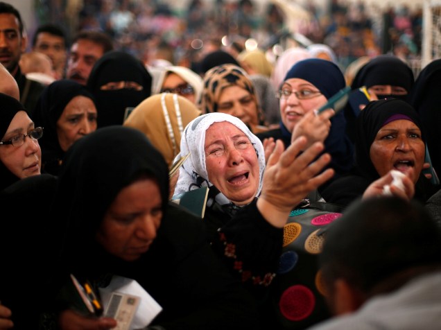 Mulher chora enquanto pede autorização de viagem para atravessar para o Egito através do posto fronteiriço de Rafah na Faixa de Gaza - 11/05/2016