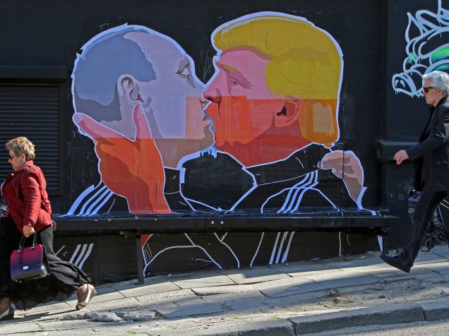 Grafite em um mural mostra o candidato republicano à presidencia dos Estados Unidos Donald Trump e o presidente russo, Vladimir Putin se cumprimentando com um beijo na boca em Vilnius, na Lituânia - 13/05/2016