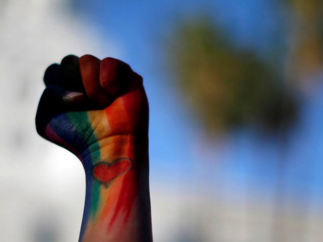 Em Los Angeles, mulher levanta o pulso pintado com as cores do arco-íris em homenagem às vítimas do massacre da boate Pulse - 14/06/2016