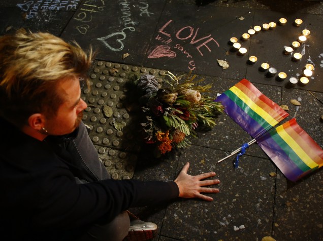 Homem participa de uma vigília em Sydney, na Austrália em homenagem às vítimas do atentado a tiros à boate Pulse em Orlando, na Florida (EUA) - 13/06/2016