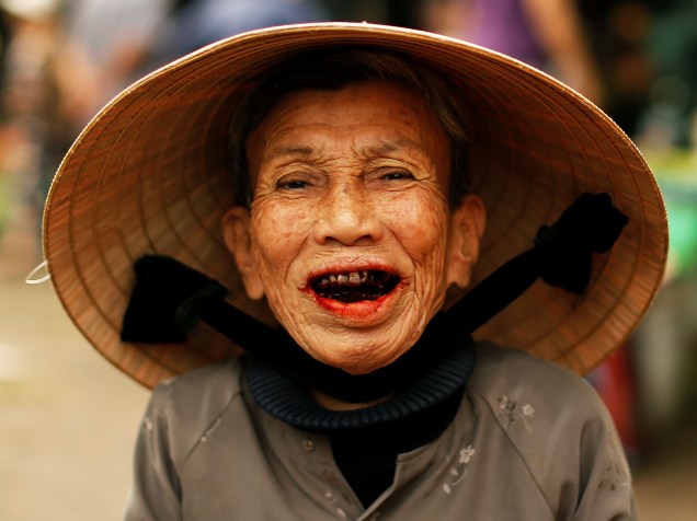 Vietnamita é fotografada com tradicional chapéu conhecido como non la em um mercado de Hoi An - 10/05/2016