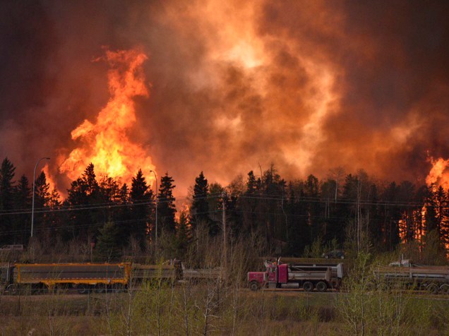 Incêndio florestal visto na província canadense de Alberta - 04/05/2016