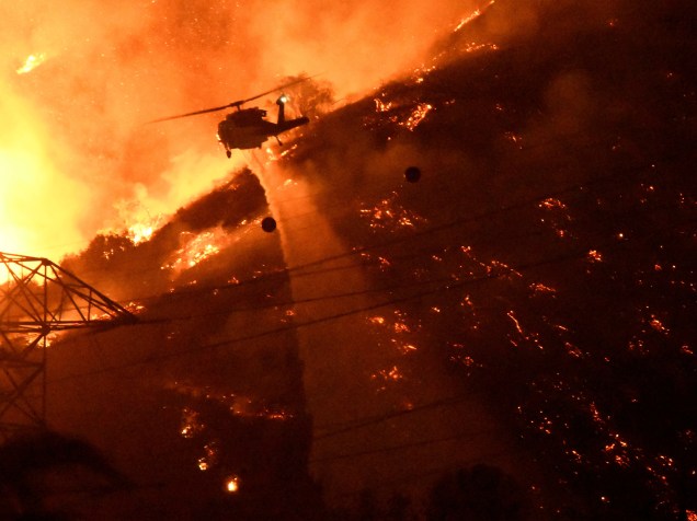 Helicóptero do condado de Los Angeles trabalha no combate a um incêndio floresta em Azusa, na Califórnia (EUA) - 20/06/2016
