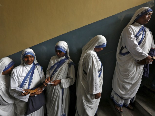 Freiras católicas Missionárias da Caridade chegam para votar durante a terceira fase de eleições em Calcutá, na Índia - 21/04/2016