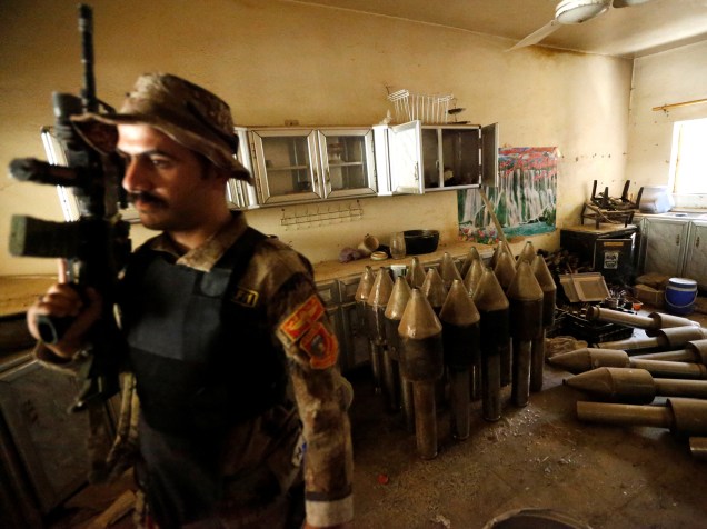 Membro da força contraterrorista iraquiana guarda área de fabricação de armas do Estado Islâmico, na cidade de Fallujah - 23/06/2016