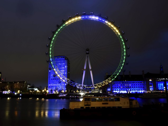 A roda-gigante London Eye em Londres, na Inglaterra, é fotografada com as cores da bandeira do Brasil para celebrar os 100 dias que faltam para os jogos olímpicos no Rio de Janeiro - 27/04/2016