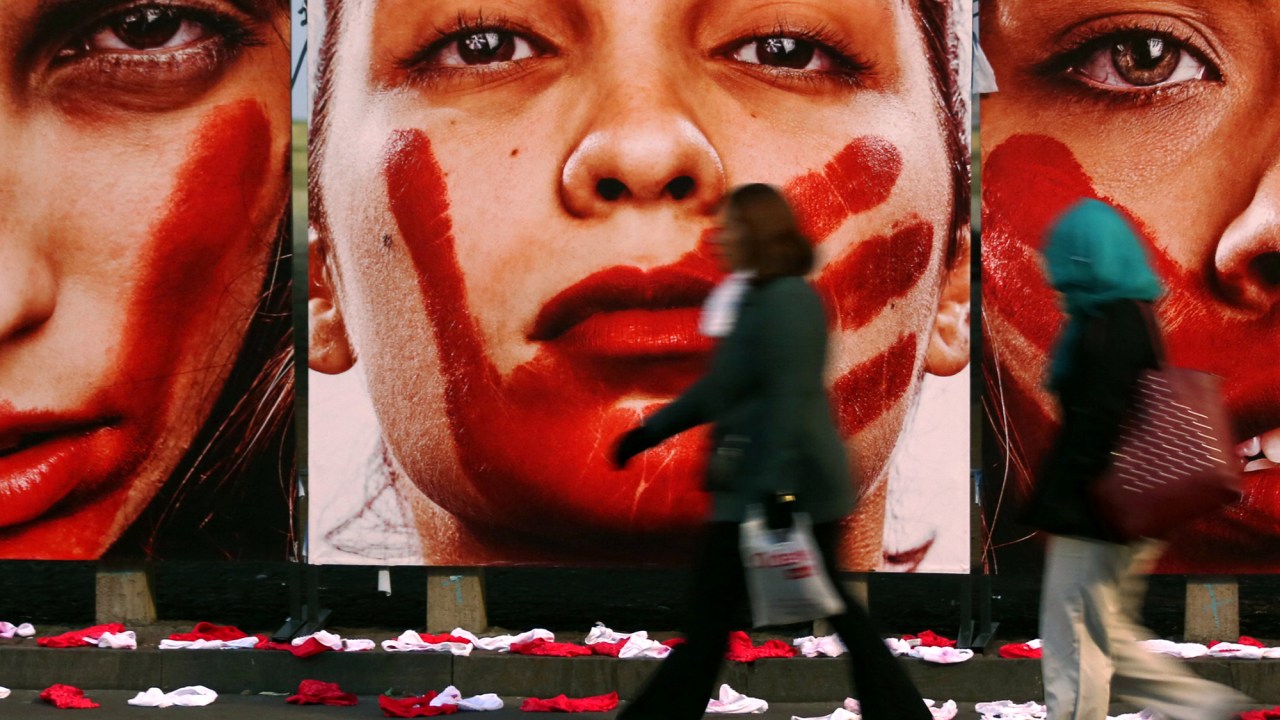 Fotógrafo Marcio Freitas expõe suas fotos no vão livre do MASP, em protesto contra o estupro e a violência contra a mulher