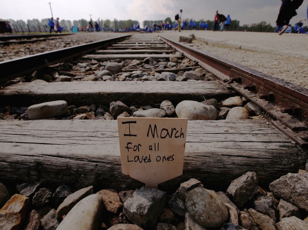 Cartão com a mensagem "Eu marcho pelos entes queridos" é deixado em trilho de trem que levava prisioneiros judeus para os campos de concentração, na Marcha dos Sobreviventes, que acontece anualmente na Polônia para celebrar os sobreviventes da Segunda Guerra Mundial - 05/05/2016