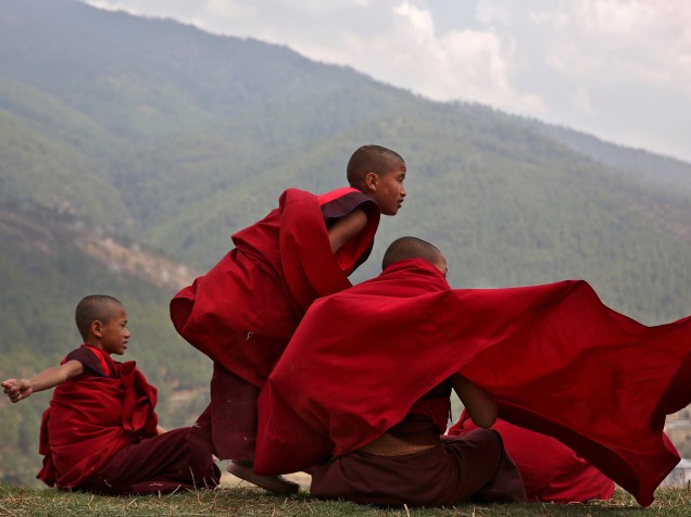 Meninos monges fazem uma pausa nos estudos no templo Changangkha Lhakhang em Thimphu, no Butão - 13/04/2016