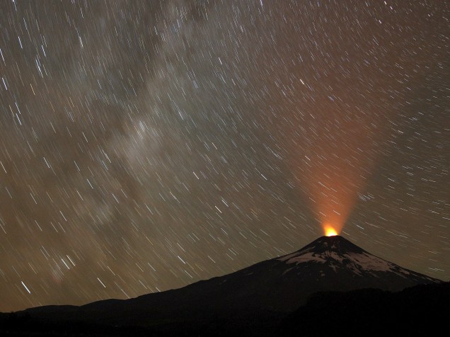 O vulcão Villarrica é visto durante a noite em foto tirada com longa exposição no Chile e divulgada nesta terça (5)