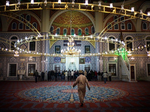 Muçulmanos fazem orações na Mesquita Nizamiye em Midrand, Joanesburgo, no primeiro dia do mês sagrado do Ramadã